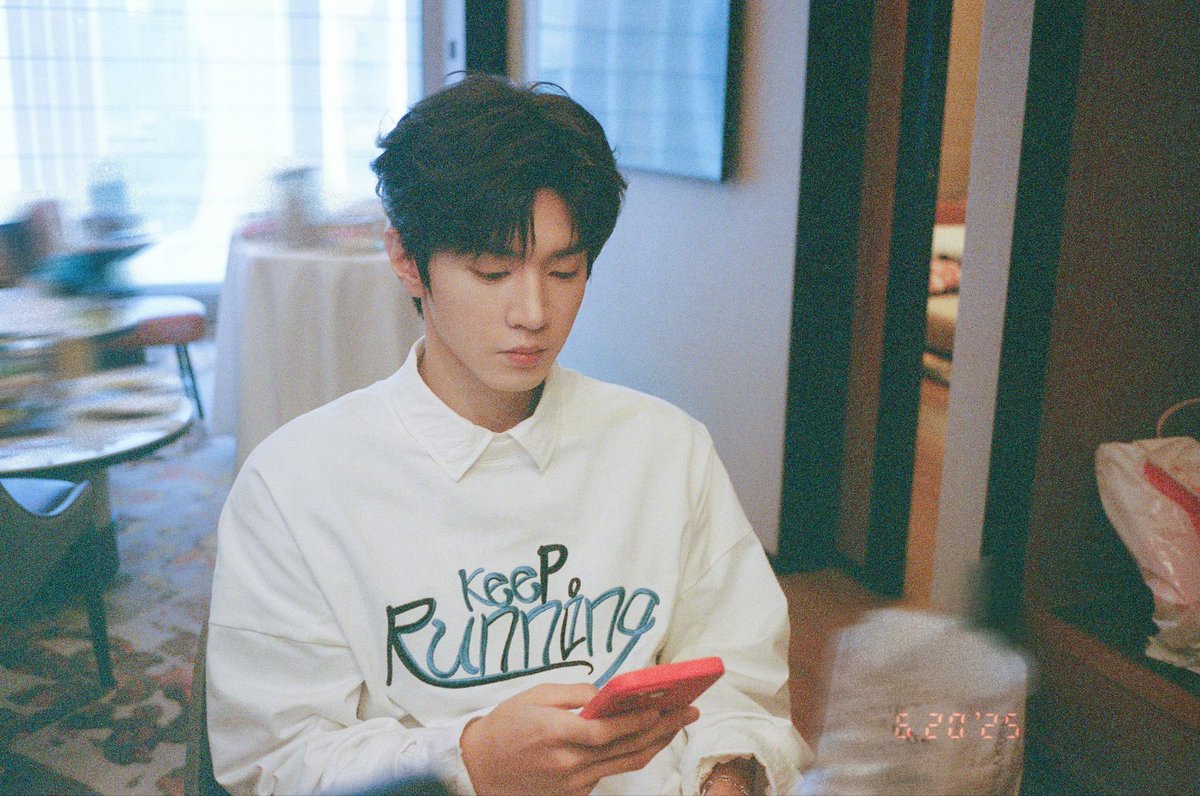 #Weiboupdate 
🗓 18.07.2025 
Chenzheyuan studio weibo update 
...ภาพถ่ายสุ่มเล็กๆน้อยๆ--ดูสงบและเย็นสบายก่อนออกเดินทาง... 
#เฉินเจ๋อหย่วน #Chenzheyuan #陈哲远