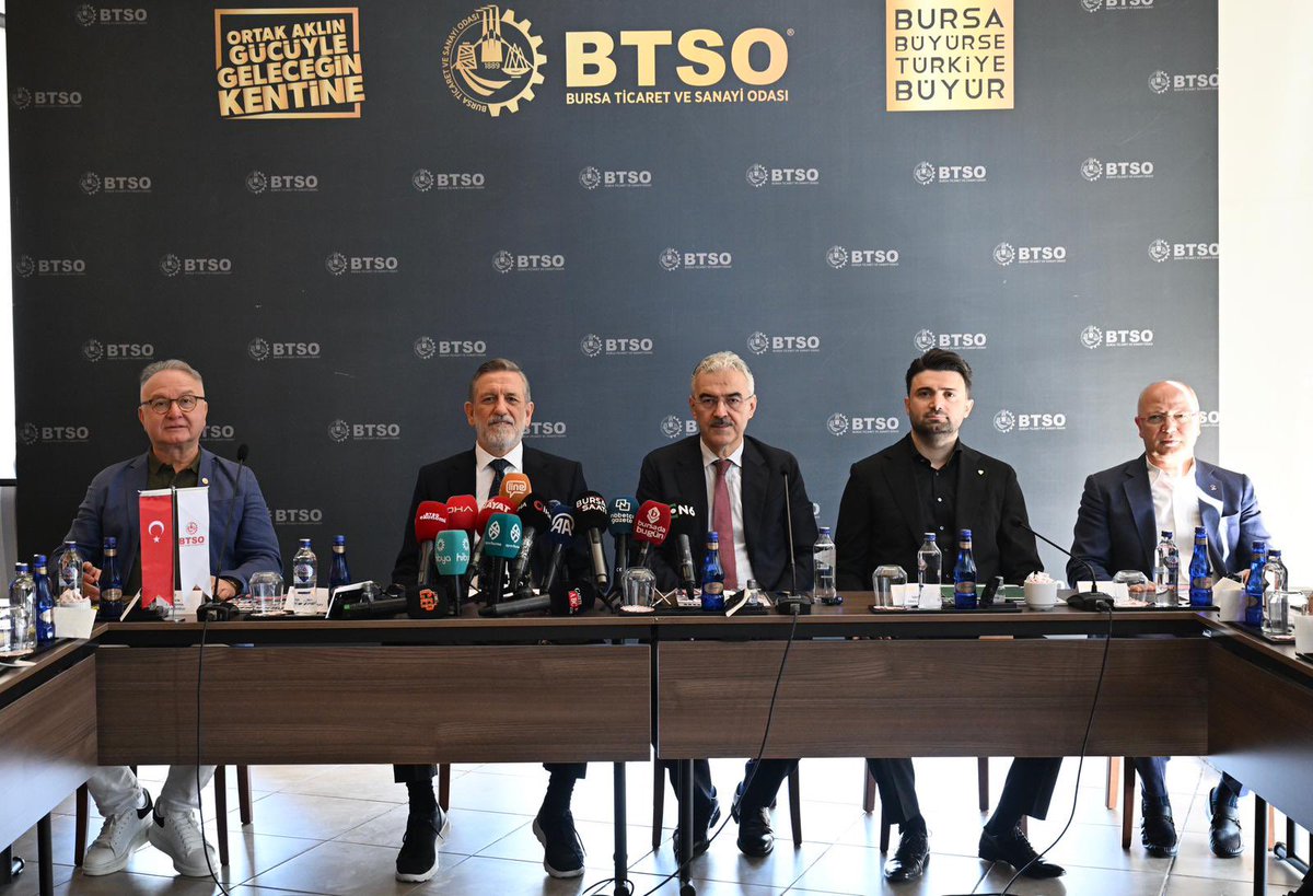 ibrahim_Burkay's tweet photo. BTSO olarak iş dünyamızla birlikte geçen yıl 35 milyon TL’lik destekle başlattığımız “Yanındayım” kampanyası tüm şehrin sahiplenmesiyle 450 milyon TL’ye ulaşan güçlü bir organizasyona dönüştü. 

Bu sezon da aynı inanç ve kararlılıkla Bursaspor’umuza omuz veriyoruz. Uludağ İçecek, Bursa Çimento, Doruk Hastaneleri, Matlı Grup, Hayat Hastanesi ve Seyhanlar Market başta olmak üzere Bursa iş dünyasının çok önemli sponsorluk destekleri oldu. 

Bugün açıkladığımız kampanyamız da forma alımı, deplasman sponsorluğu, metro istasyon isim haklarını kapsıyor. Ayrıca KFA Fuarcılık şirketimiz tarafından işletilen Bursa Fuar Merkezi’nde Bursastore için kalıcı bir mağaza alanı tahsis ediyoruz. 

Bu desteklerin toplam tutarı yaklaşık 60 milyon TL. Ancak inanıyoruz ki geçtiğimiz yıl olduğu gibi birlik ve beraberlik ruhu içinde bu rakam çok daha yukarılara taşınacaktır.

Başta Sayın Valimiz ve OSB başkanlarımız olmak üzere sponsor firmalarımıza ve tüm Bursaspor taraftarlarımıza gönülden teşekkür ediyorum.

Bursasporumuzun hedefi Süper Lig’de ikinci şampiyonluğu kazanmaktır. Bu doğrultuda dün olduğu gibi bugün ve yarın da Bursaspor’umuzun yanında olmaya devam edeceğiz.

@BursaValiligi @BursasporSk @BursaTSO