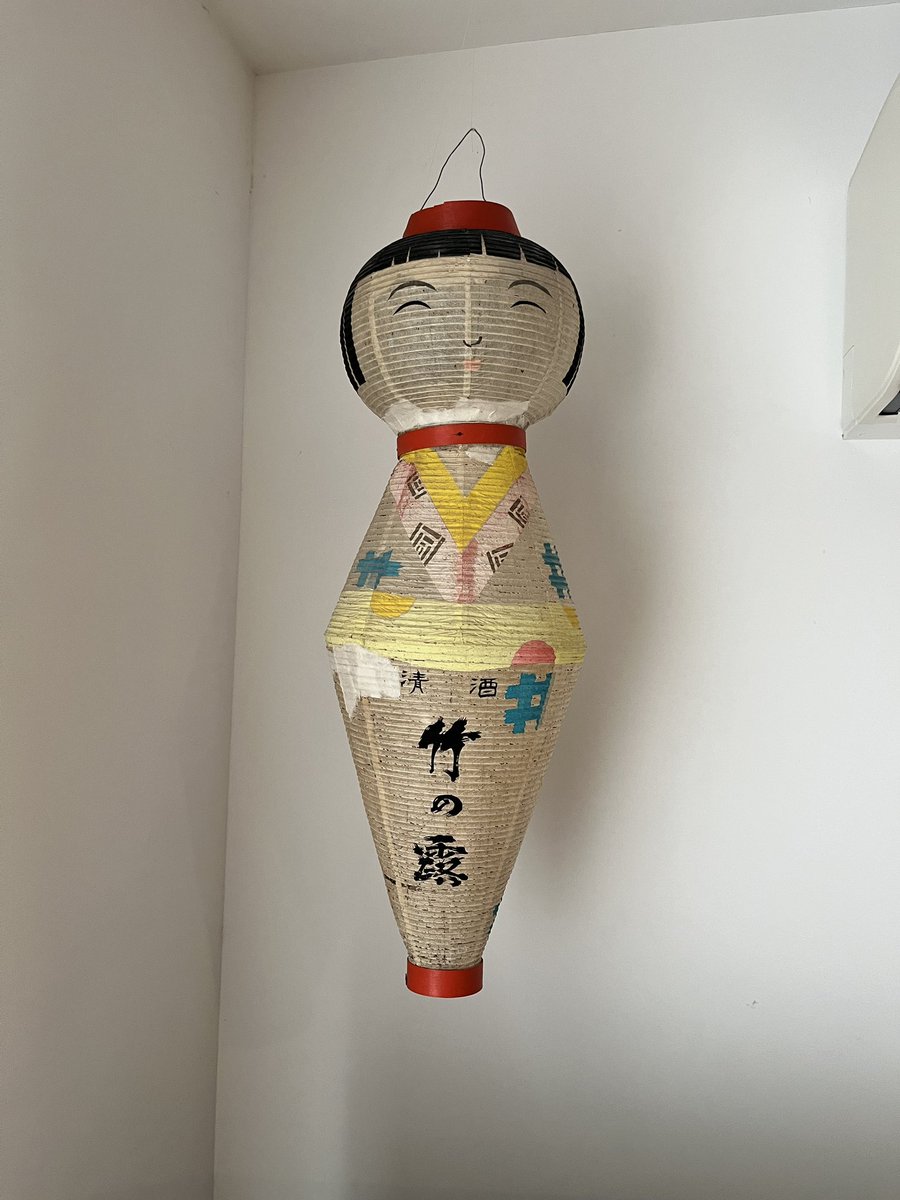 傷だらけの提灯こけしを和紙をくいさきにして修復。首がぱっくりになった時はどうなるかと思ったけど無事手術成功。顔の穴ボコもきれいに。傷口は時期馴染むはず。