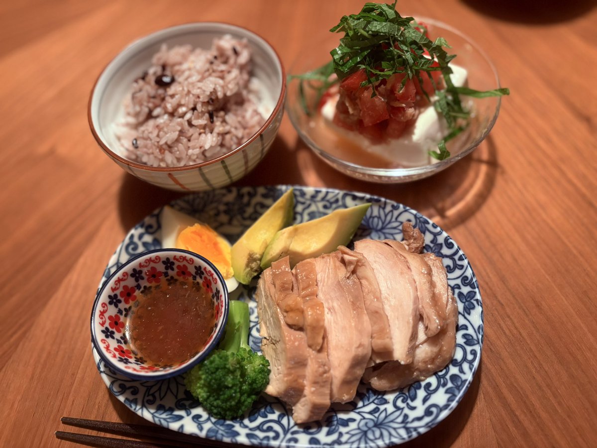 mosmouth's tweet photo. ☑️鶏胸肉のチャーシュー、ブロッコリー、ゆで卵、アボカド、自家製ソース

☑️トマトの冷奴(絹ごし150g、トマト、ネギ、ツナ缶、紫蘇)

☑️雑穀米
#ダイエット
#コレステロール https://t.co/aoE9oS9mVc