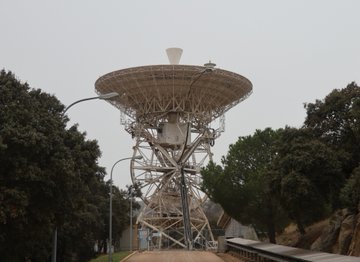 USembassyMadrid's tweet image. 🚀🌕 El 20 de julio de 1969, el mundo escuchó: “El Águila ha aterrizado” y los primeros en Fresnedillas de la Oliva.
La antena “Dino”, hoy en la estación de @Madrid_DSN (Robledo de Chavela), recibió esa histórica señal que destaca la contribución desde España.
#Apolo11 #NASA