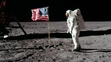 USembassyMadrid's tweet image. 🚀🌕 El 20 de julio de 1969, el mundo escuchó: “El Águila ha aterrizado” y los primeros en Fresnedillas de la Oliva.
La antena “Dino”, hoy en la estación de @Madrid_DSN (Robledo de Chavela), recibió esa histórica señal que destaca la contribución desde España.
#Apolo11 #NASA