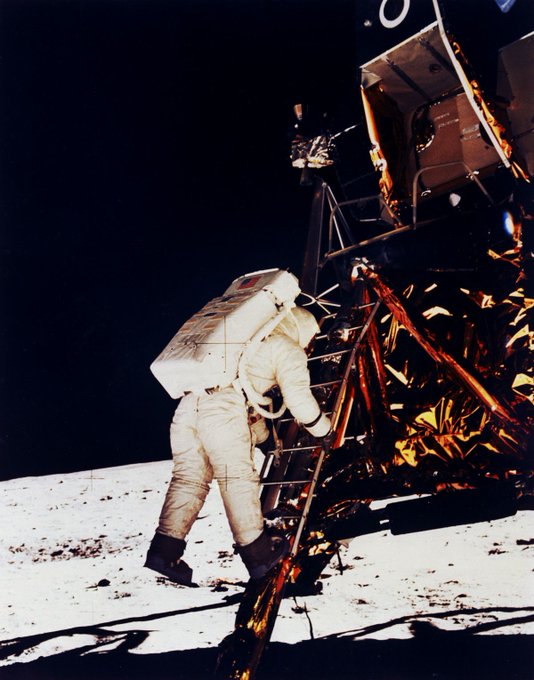 USembassyMadrid's tweet image. 🚀🌕 El 20 de julio de 1969, el mundo escuchó: “El Águila ha aterrizado” y los primeros en Fresnedillas de la Oliva.
La antena “Dino”, hoy en la estación de @Madrid_DSN (Robledo de Chavela), recibió esa histórica señal que destaca la contribución desde España.
#Apolo11 #NASA
