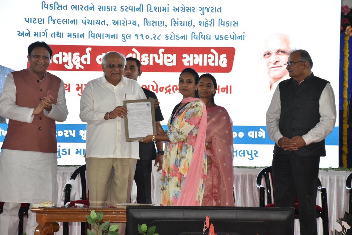 CMOGuj's tweet photo. મુખ્યમંત્રી શ્રી ભૂપેન્દ્રભાઈ પટેલના વરદ્હસ્તે પાટણ જિલ્લાના સાંતલપુર તાલુકાના કલ્યાણપુરા ગામ ખાતેથી પાટણ જિલ્લાના ગામો માટે આરોગ્ય કેન્દ્ર, શાળાના ઓરડાઓ, ડ્રેનેજ સિસ્ટમ, પુર સંરક્ષણ દિવાલ અને સાંતલપુર ખાતે નવી સરકારી આર્ટસ કોલેજના ભવન સહિત આરોગ્ય, શિક્ષણ, માર્ગ-મકાન, સિંચાઈ અને શહેરી વિકાસ વિભાગના કુલ ₹110 કરોડથી વધુના વિવિધ પ્રકલ્પોના લોકાર્પણ અને ખાતમુહૂર્ત ઉદ્યોગ મંત્રી શ્રી બળવંતસિંહ રાજપૂત તથા અન્ય મહાનુભાવોની ઉપસ્થિતિમાં સંપન્ન થયા હતા.

મુખ્યમંત્રીશ્રી દ્વારા આ અવસરે રાજ્ય સરકારની વિવિધ કલ્યાણકારી યોજનાઓના લાભાર્થીઓને સહાયનું વિતરણ તેમજ સાંતલપુર તાલુકાના નવનિયુક્ત વિદ્યાસહાયકોને નિમણૂક પત્ર પણ એનાયત કરવામાં આવ્યા હતા.