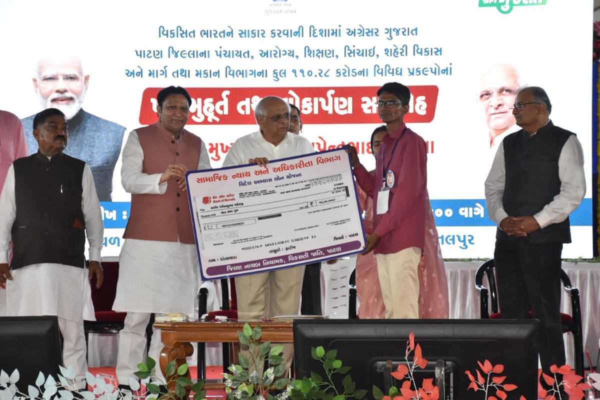 CMOGuj's tweet photo. મુખ્યમંત્રી શ્રી ભૂપેન્દ્રભાઈ પટેલના વરદ્હસ્તે પાટણ જિલ્લાના સાંતલપુર તાલુકાના કલ્યાણપુરા ગામ ખાતેથી પાટણ જિલ્લાના ગામો માટે આરોગ્ય કેન્દ્ર, શાળાના ઓરડાઓ, ડ્રેનેજ સિસ્ટમ, પુર સંરક્ષણ દિવાલ અને સાંતલપુર ખાતે નવી સરકારી આર્ટસ કોલેજના ભવન સહિત આરોગ્ય, શિક્ષણ, માર્ગ-મકાન, સિંચાઈ અને શહેરી વિકાસ વિભાગના કુલ ₹110 કરોડથી વધુના વિવિધ પ્રકલ્પોના લોકાર્પણ અને ખાતમુહૂર્ત ઉદ્યોગ મંત્રી શ્રી બળવંતસિંહ રાજપૂત તથા અન્ય મહાનુભાવોની ઉપસ્થિતિમાં સંપન્ન થયા હતા.

મુખ્યમંત્રીશ્રી દ્વારા આ અવસરે રાજ્ય સરકારની વિવિધ કલ્યાણકારી યોજનાઓના લાભાર્થીઓને સહાયનું વિતરણ તેમજ સાંતલપુર તાલુકાના નવનિયુક્ત વિદ્યાસહાયકોને નિમણૂક પત્ર પણ એનાયત કરવામાં આવ્યા હતા.
