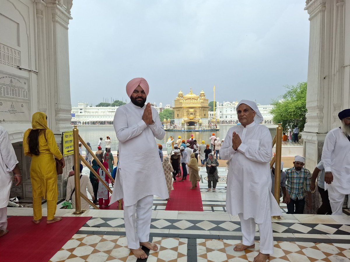 Today met SGPC Chief Secretary S. Kulwant Singh Mann at Sri Harmandir Sahib amid bomb threat. Demand immediate joint action by Centre &amp; State to tighten entrance security. Latest tech, strict vigil &amp; increased force deployment at outer gates and nearby essential. Golden Temple