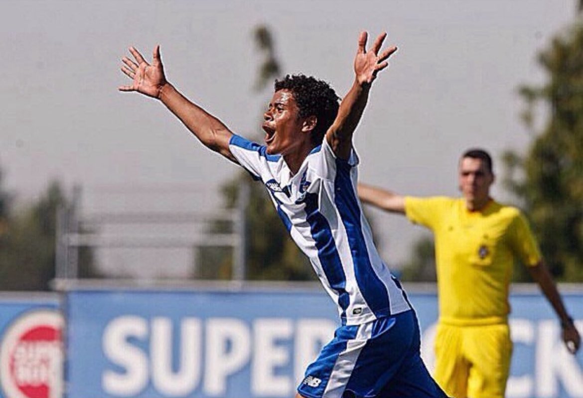 não foste o melhor, não foste o mais consistente, mas sempre que entraste lutaste como se fosses um de nós, apesar de tudo sempre mostraste q sentias o clube, que mostres o teu potencial noutro lugar. 

10 anos não são 10 dias.

Toda a sorte do mundo Gonçalo, brilha💙