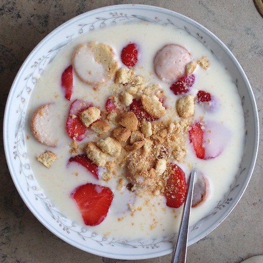 BakeEurope's tweet image. On the theme of homestyle summer desserts: in Denmark 🇩🇰, they eat koldskål & kammerjunkere.
A chilled, sweet buttermilk soup topped with crunchy cookies & fresh berries — eaten with a spoon, it’s a classic Danish summer treat.
Would you try it?
