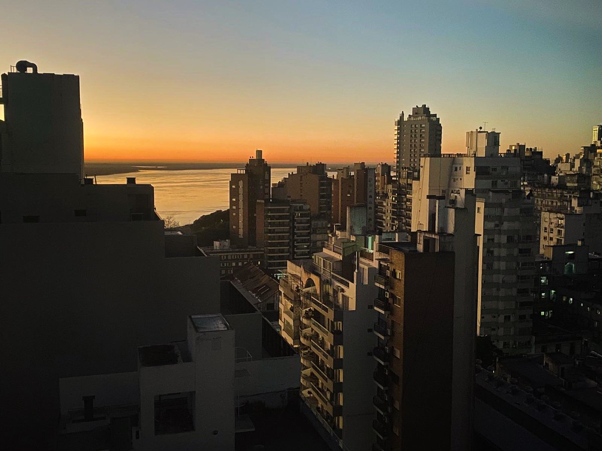 Valeria Correa Fiz (@valecorreafiz) on Twitter photo Amanece sobre el Paraná #Rosario #Argentina Amanece sobre el Paraná #Rosario #Argentina