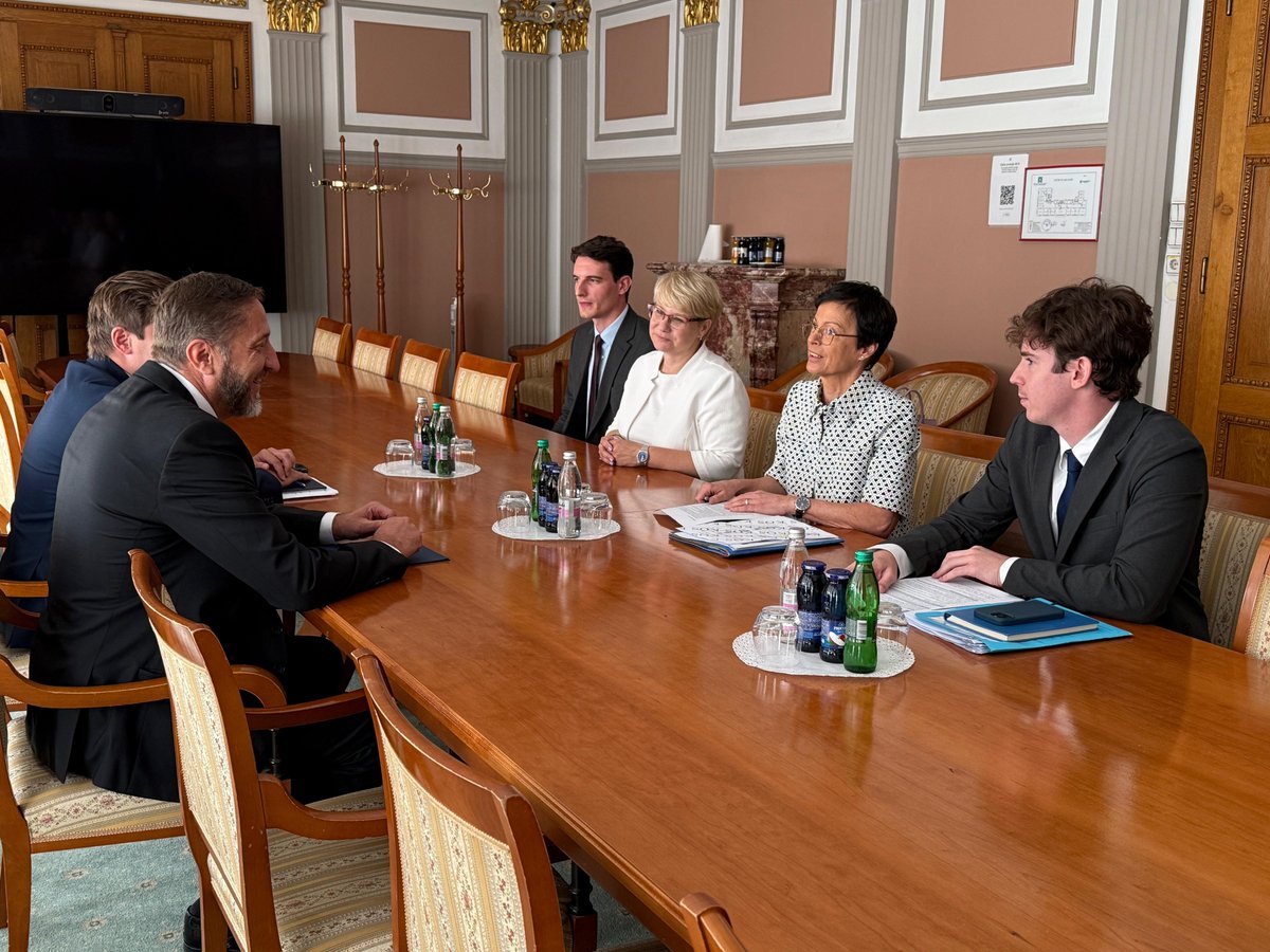 MartaKosEU's tweet image. Najboljšji možni čas za sestanek z @mfinance_gov_si: predlog novega VFO je dobra novica za 🇸🇮 in širitev 🇪🇺 ter zagotavlja nadaljno podporo 🇺🇦!