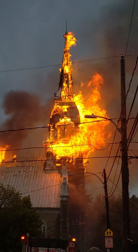 halimbecile's tweet image. Par solidarité envers @DFICULTHIC , @AndrCloutier @jacquesjazz44 et moi même avons allumé un lampion pour Pierre hier pendant qu'il était dans l'église.