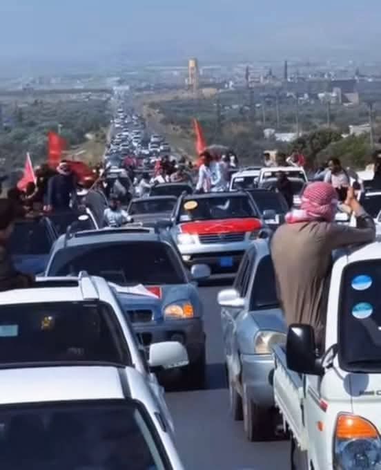 رتل ضخم لقبيلة البوشعبان أول الرتل في إدلب وآخرهُ في حزانو
بتجاه السويداء 

للعلم هذا الرتل الخامس لقبيلة البو شعبان اخوت هدلة