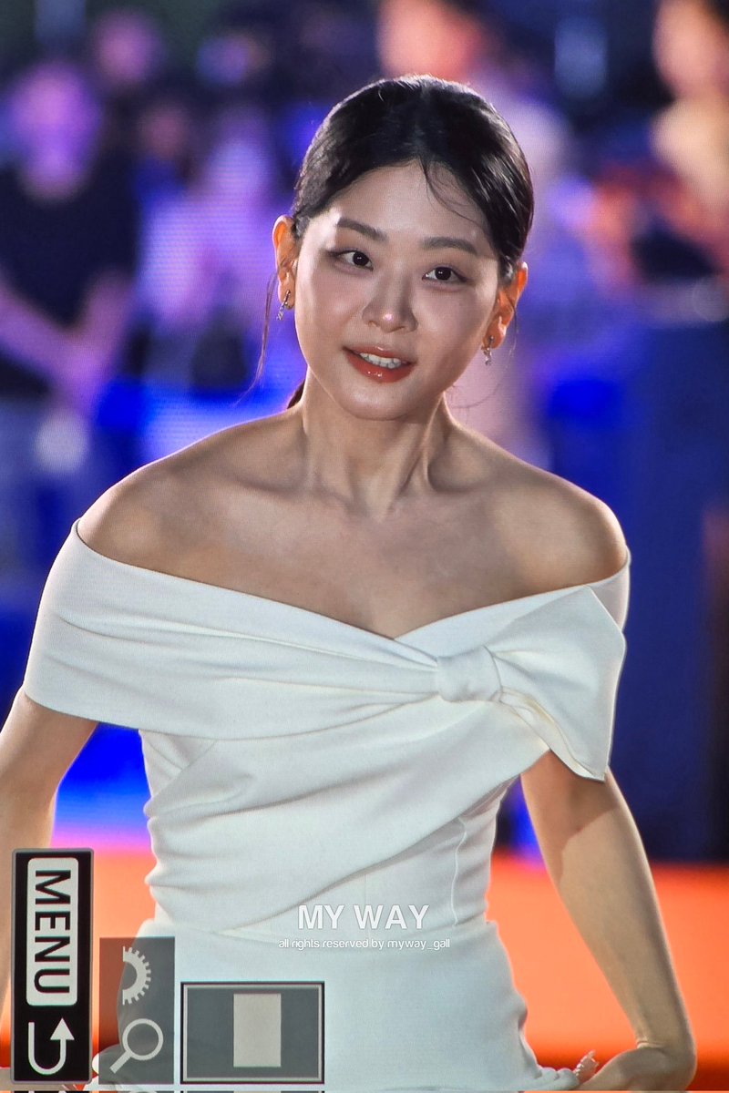 jalee_subin's tweet photo. Subin is so gorgeous 🤍

CHUNG SUBIN AT BLUE DRAGON
#OurShiningStarSubin
#우리의_빛나는별_수빈
#BlueDragonSeriesAwards2025 https://t.co/CBjTKtEPn4