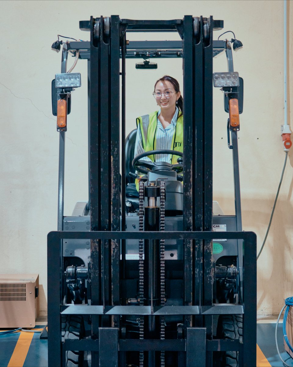 Sometimes, making a woman happy is as simple as showing her the door and giving her a forklift
/
Parfois, rendre une femme heureuse est aussi simple que de lui montrer la porte et de lui donner un transpalette

#Cambodia #PhnomPenh #StreetPhotography #Cambodge #CSP #LumièreÉcrite