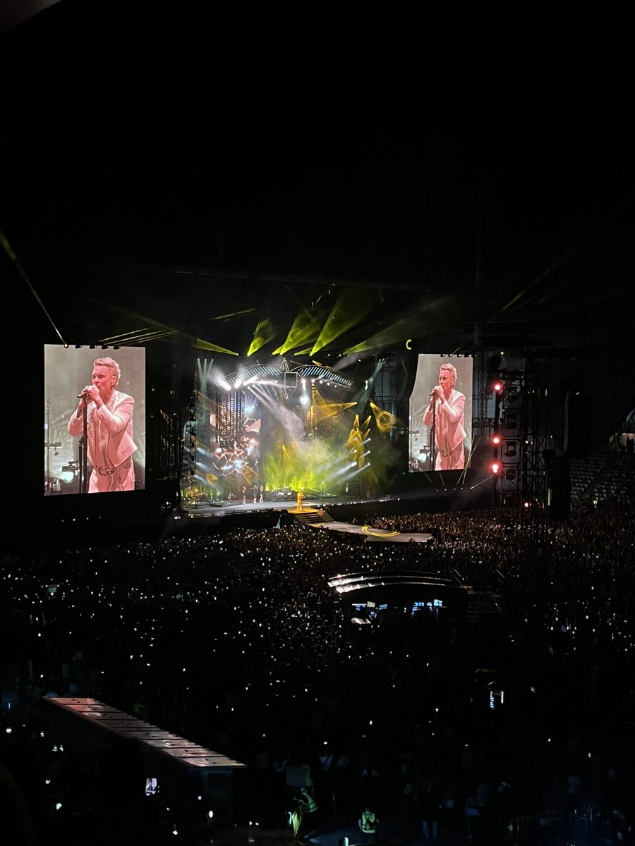 ttiinnaauu's tweet photo. Last night was a blast!🚀🕺🎤🎶💖 @robbiewilliams https://t.co/EYDFzS5LvG