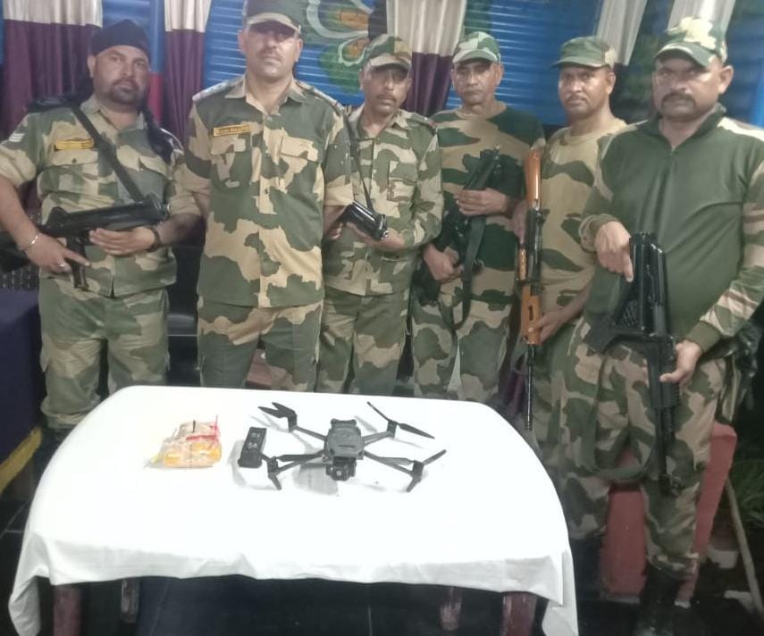 sneetu92's tweet image. Another win for #BSFAgainstDrugs!
6 Pakistani drones (DJI Mavic 3 Classic) neutralized last night near Pulmoran, Roranwala Khurd &amp;amp; Dhanoe Kalan.
📦 Heroin haul: 2.34 kg
#AlertBSF #BSFDroneSlayers #LoveIslandUK #Ekka #TanviTheGreat