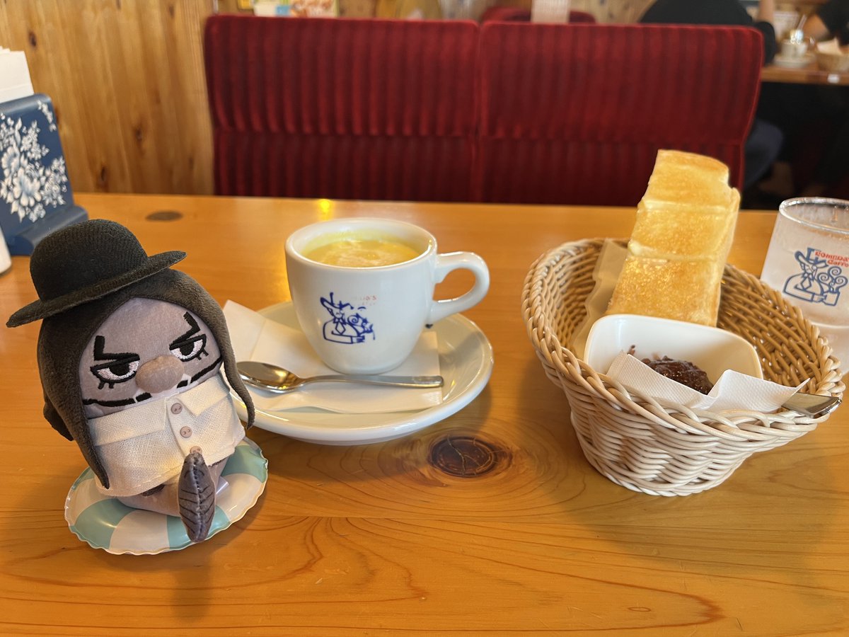 sgar1015's tweet image. そして今日は期日前投票に行って、コメダでモーニング！
コーンスープ初めて飲んだけど美味！🌽

そしてソフトクリームも食べた…フォゼ尾さんいなかったら…
フォゼ房は「いいなそれ！うまいよな！」って言ってくれるから…！！

余ったあんこソフトクリームにつけて食べるの、美味しかった😋