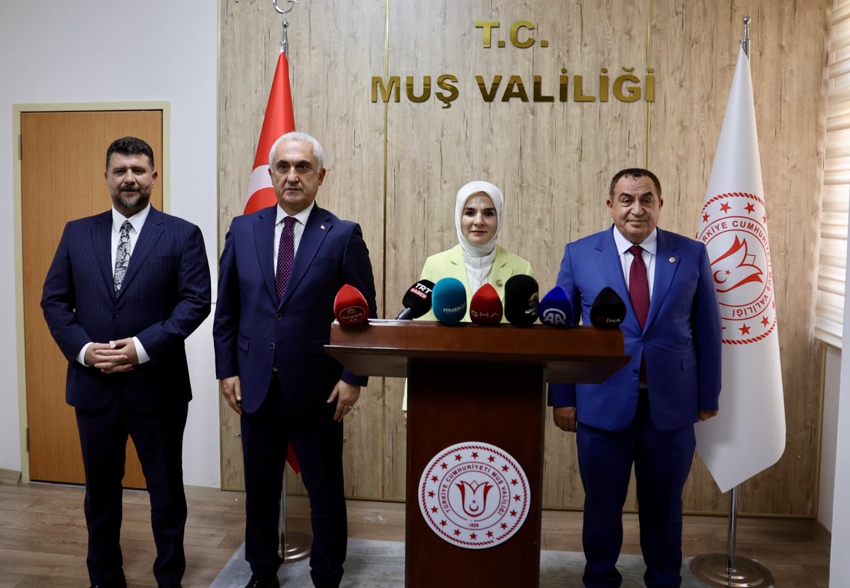 tcailesosyal's tweet image. Bakanımız Sn. Mahinur Özdemir Göktaş, Muş Valiliğini ziyaret etti, Vali Avni Çakır'dan şehirde yürütülen çalışmalar hakkında bilgi aldı.