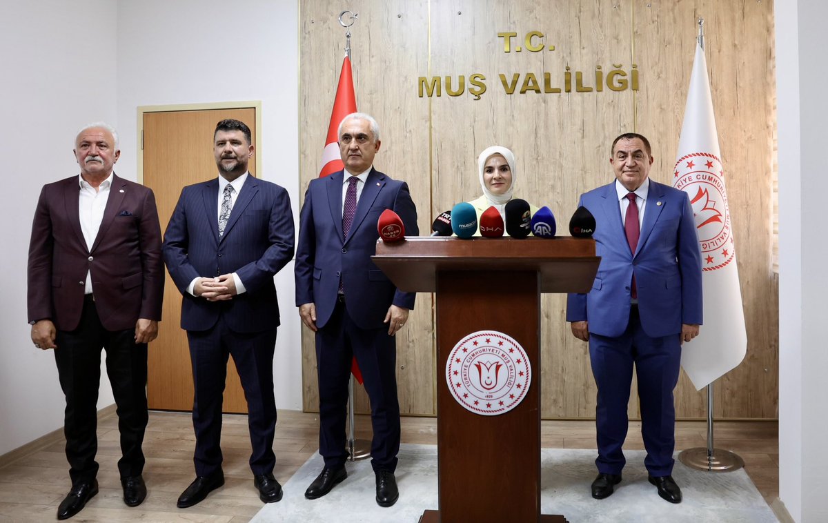tcailesosyal's tweet image. Bakanımız Sn. Mahinur Özdemir Göktaş, Muş Valiliğini ziyaret etti, Vali Avni Çakır'dan şehirde yürütülen çalışmalar hakkında bilgi aldı.