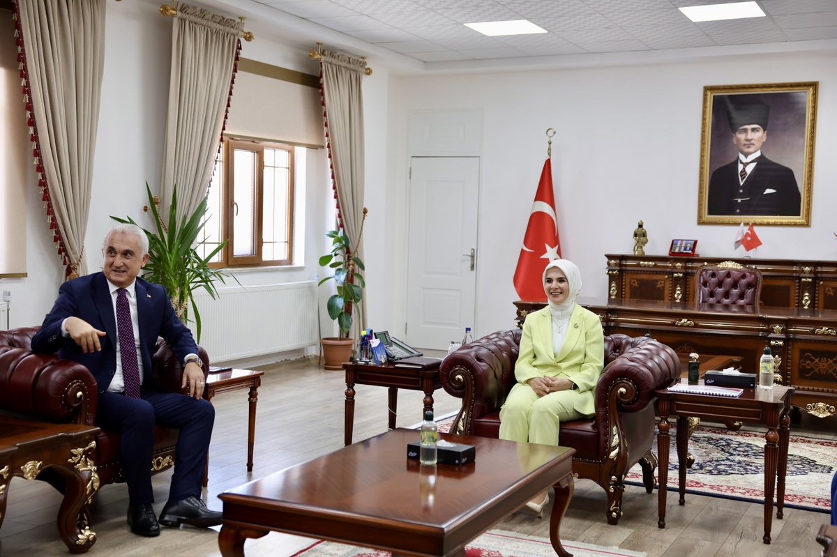 tcailesosyal's tweet image. Bakanımız Sn. Mahinur Özdemir Göktaş, Muş Valiliğini ziyaret etti, Vali Avni Çakır'dan şehirde yürütülen çalışmalar hakkında bilgi aldı.