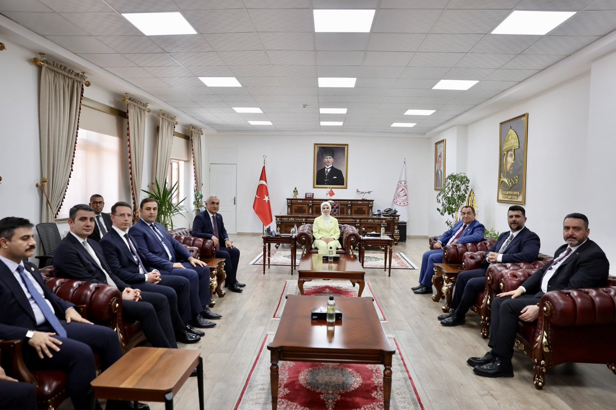 tcailesosyal's tweet image. Bakanımız Sn. Mahinur Özdemir Göktaş, Muş Valiliğini ziyaret etti, Vali Avni Çakır'dan şehirde yürütülen çalışmalar hakkında bilgi aldı.