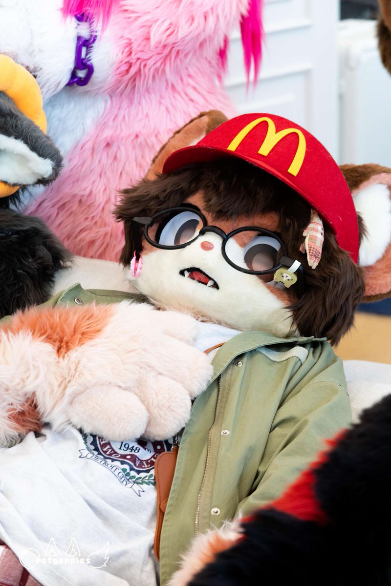 #fursuit #FursuitEveryday 

📸<a href="/potgapples/">사진 찍는 사과</a> 사진찍는 사과님

햄부기..없어요 🫠