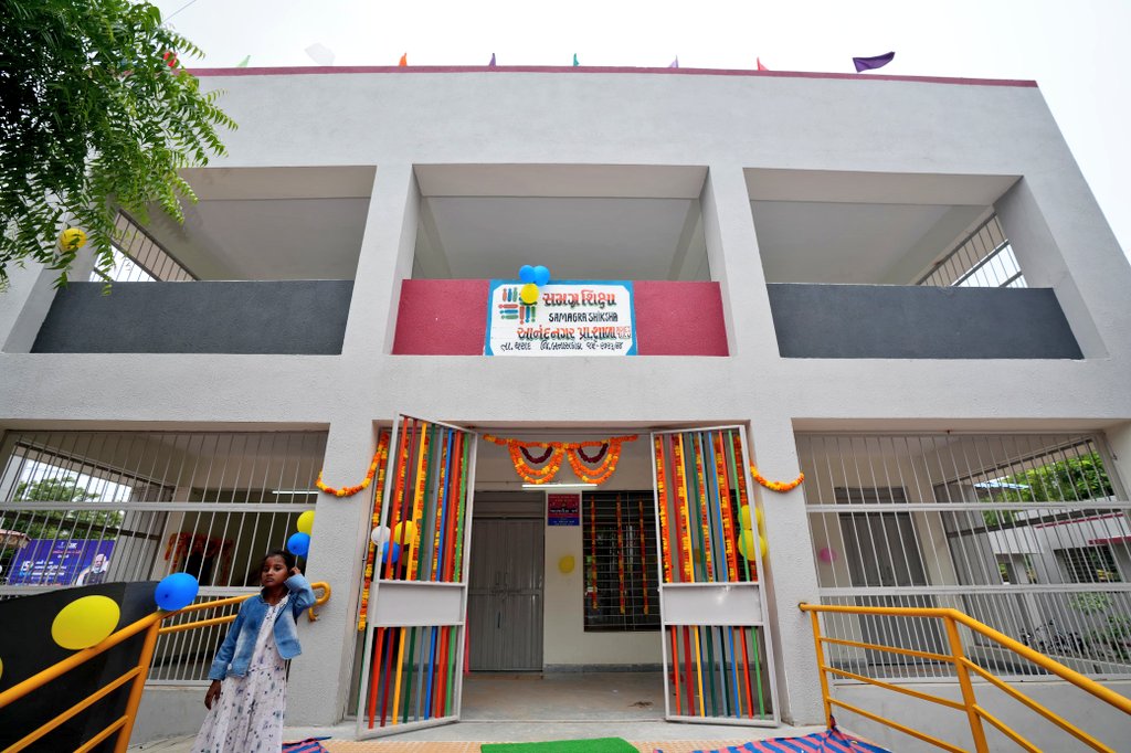 Info Banaskantha GoG (@infobanaskantha) on Twitter photo ૪૭.૫૪ લાખના ખર્ચે સુવિધાઓથી સજ્જ નવનિર્મિત શાળા સંકુલનું લોકાર્પણ કરતા વિધાનસભાના અધ્યક્ષશ્રી શંકરભાઈ ચૌધરી
થરાદના આનંદનગર પ્રાથમિક શાળાના નવનિર્મિત સંકુલનું કરાયું લોકાર્પણ....
<a href="/CMOGuj/">CMO Gujarat</a> <a href="/InfoGujarat/">Gujarat Information</a>
<a href="/ChaudhryShankar/">Shankar Chaudhary</a> <a href="/CollectorBK/">Collector & DM Banaskantha</a> ૪૭.૫૪ લાખના ખર્ચે સુવિધાઓથી સજ્જ નવનિર્મિત શાળા સંકુલનું લોકાર્પણ કરતા વિધાનસભાના અધ્યક્ષશ્રી શંકરભાઈ ચૌધરી
થરાદના આનંદનગર પ્રાથમિક શાળાના નવનિર્મિત સંકુલનું કરાયું લોકાર્પણ....
<a href="/CMOGuj/">CMO Gujarat</a> <a href="/InfoGujarat/">Gujarat Information</a>
<a href="/ChaudhryShankar/">Shankar Chaudhary</a> <a href="/CollectorBK/">Collector & DM Banaskantha</a>