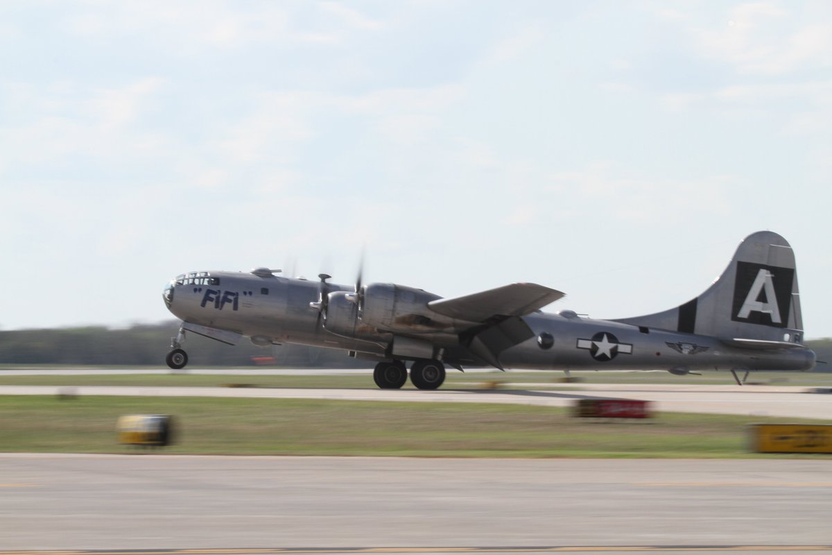 WindTunnelGuy's tweet image. GM My X-Frens! Sorry but I'm not happy with any of the shots I took yesterday of the BlackHawks coming through so no pictures today.
You know what, Throwback to 2011 when FiFi stopped in for a visit here at KCLL. She's coming out of maintenance right now and is missing a fewโฆ