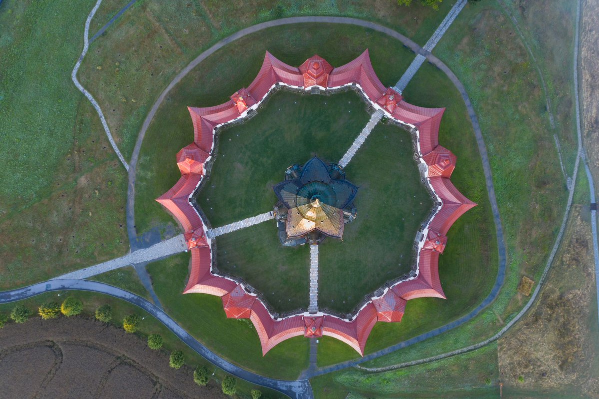 Una iglesia con forma de estrella donde el nº 5 se repite con devoción. Os contamos la historia y los misterios que encierra este templo de la región de #Vysočina: bit.ly/413p0vx
¿Os gustaría conocerlo? #visitczechia

📷 Czechtourism/ Michal Balada/shutterstock.com