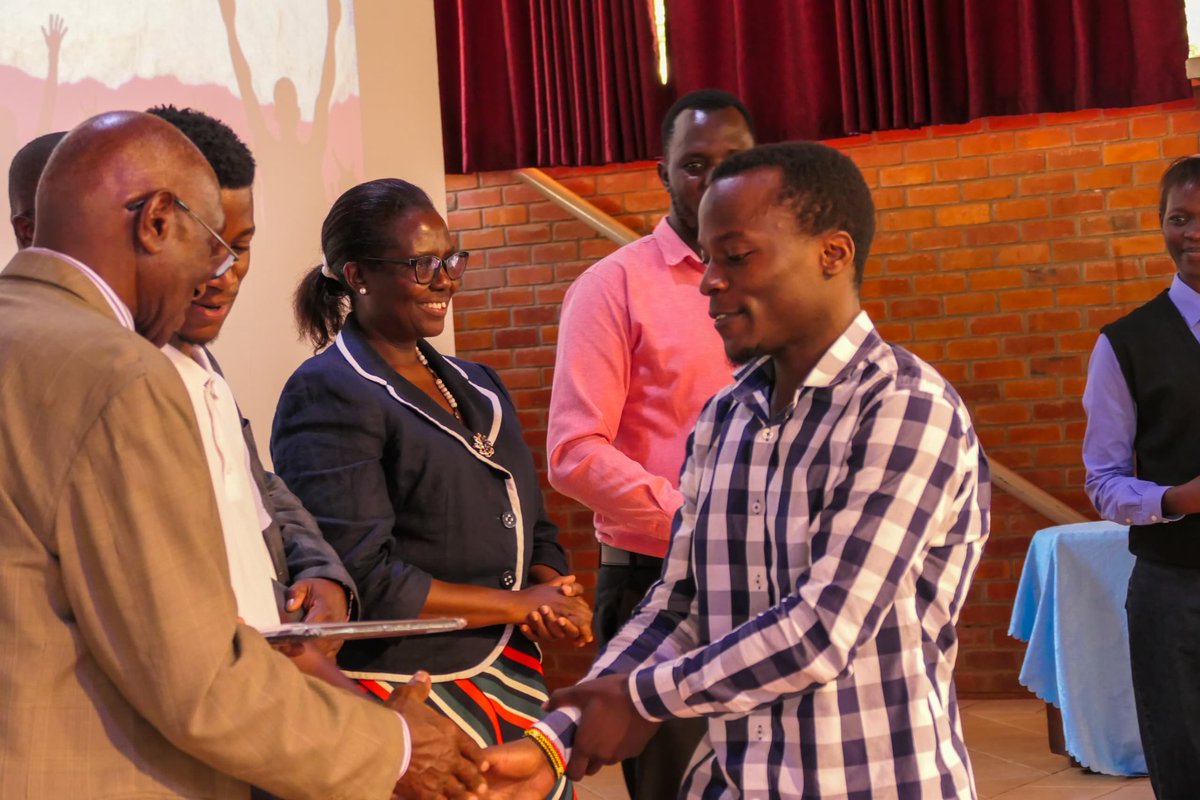 KabogozzaBrian's tweet image. No better feeling than being recognized and awarded at  Home . Thank you @UCUniversity @UCUjourncom 🙏.