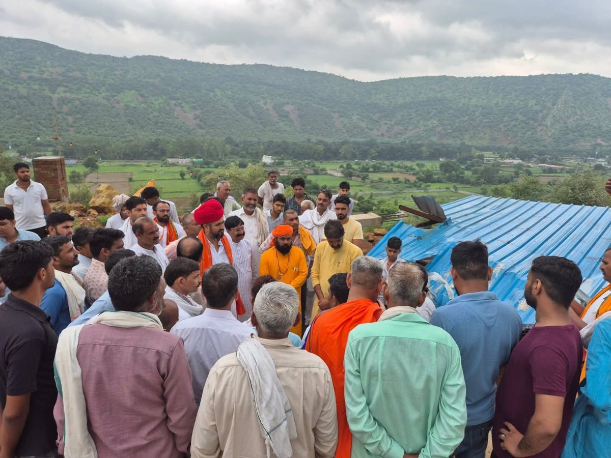 HemrajPoswal968's tweet image. 📍देव डूंगरी देवनारायण मंदिर, उमरैण (अलवर)

पिछले दिनों में उमरैण में देव डूंगरी भगवान श्री देवनारायण जी मन्दिर के यथा स्थिति का जायजा कर यहाँ के लोगों को मंदिर निर्माण के लिए आश्वस्थ कराया।

सरकार के आदेशानुसार पुनः यहाँ नव निर्माण शुरू कर जल्द से जल्द मंदिर बनाया जाएगा।

जय…