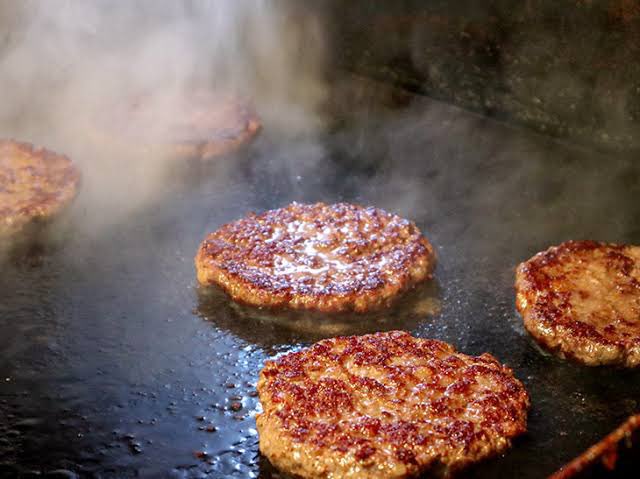 makorix3's tweet image. 【水の謌】ハンバーガーショップ🍔
お盆期間特別営業と改装工事のお知らせ
いつもしこつ湖 鶴雅リゾートスパ 水の謌をご愛顧いただき誠にありがとうございます。
このたび、誠に勝手ながら8月17日(日)の営業終了後、来春オープンを目標に改装工事をさせていただくことになりました。…