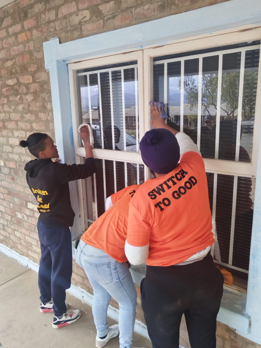 🧤🇿🇦 MANDELA DAY ACTION IN DYSSELSDORP
Led by GOOD Councillor Ashwill Oktober, activists spent the morning washing windows at ACVV Dysselsdorp, a vital welfare centre and daily gathering space for the elderly.

Mandela Day is more than a moment, it’s a movement.
It’s about