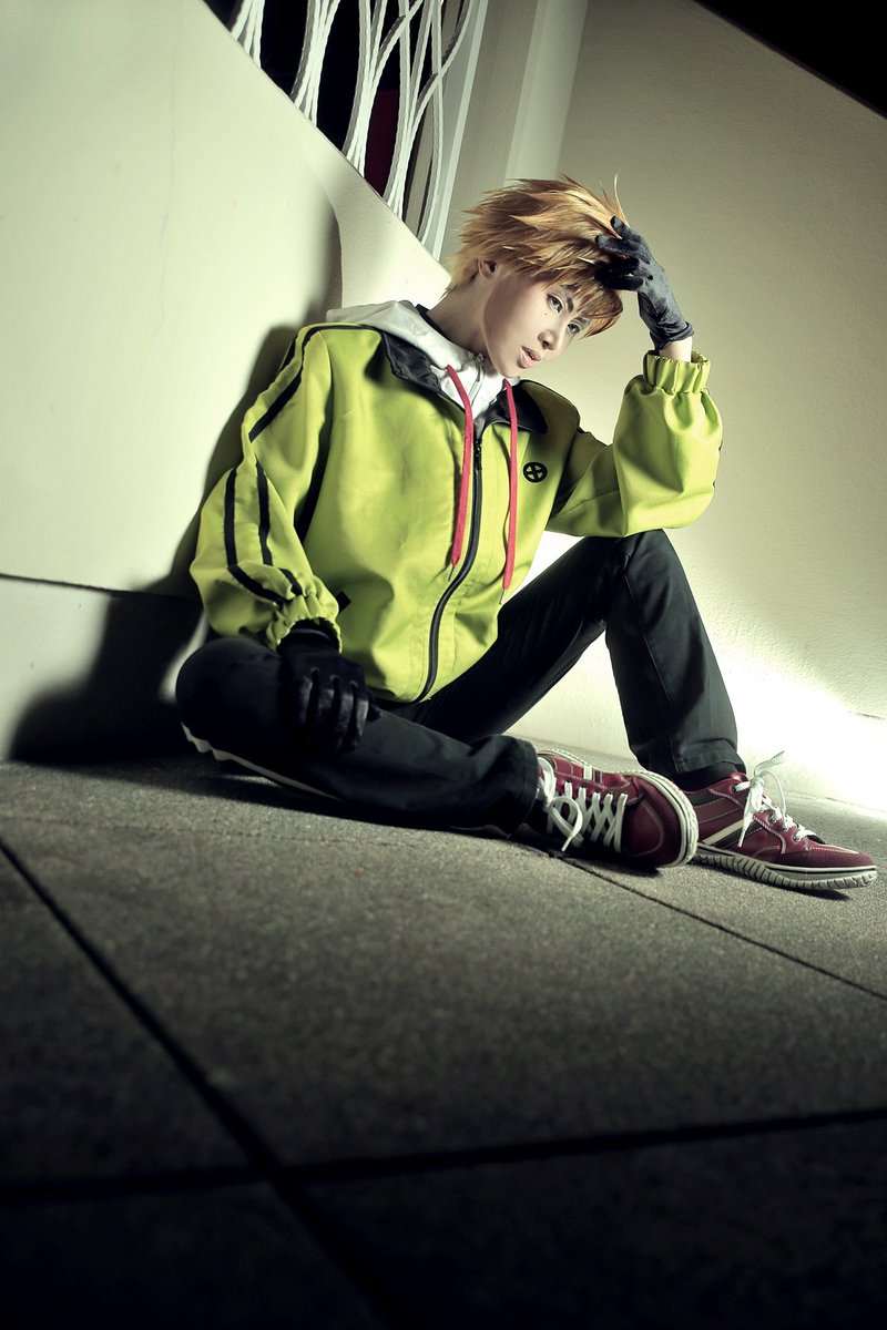 ⚠Cosplay
メダリストコスプレ
明浦路司

『葛藤』

ラグのキラキラした背景が全く合わない気がして、敢えて薄暗い壁際で、己のライティングだけで撮ったよー！
キラキラ眩しい場所は、いのりちゃんが居ないとダメだった😂😂
ツーショ可愛いから近々編集する😇
#ラグコス2025
#ラグコス10周年