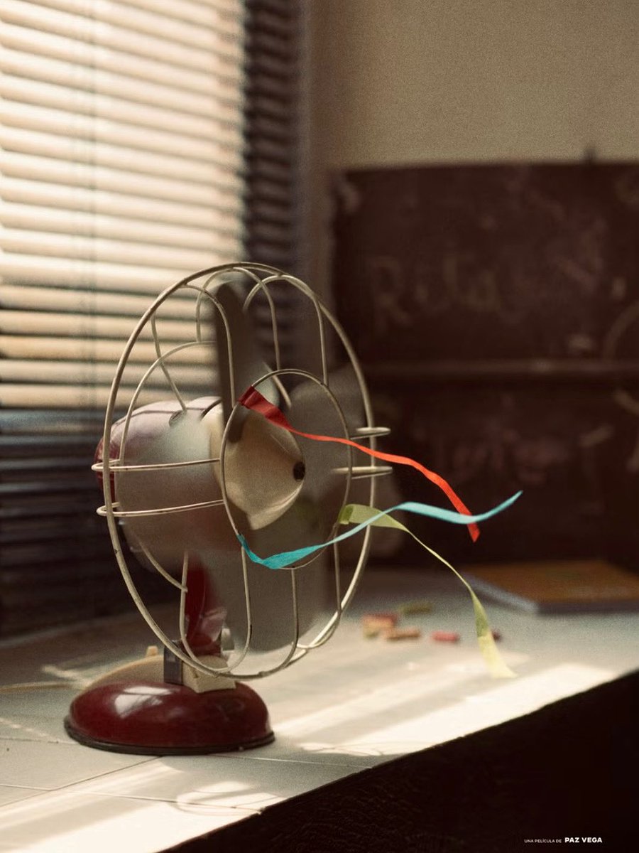 Y tú, ¿puedes separarte estos días del ventilador? 🪭🫠

Te invitamos a sumergirte en el verano sevillano de los años 80 a través de la pantalla con #Rita, la ópera prima de <a href="/PazVegaOficial/">Paz Vega</a>. 

Disponible en <a href="/MovistarPlus/">Movistar Plus+</a> y <a href="/hbomax/">HBO Max</a> .📺

…

📸 Bea Hohenleiter