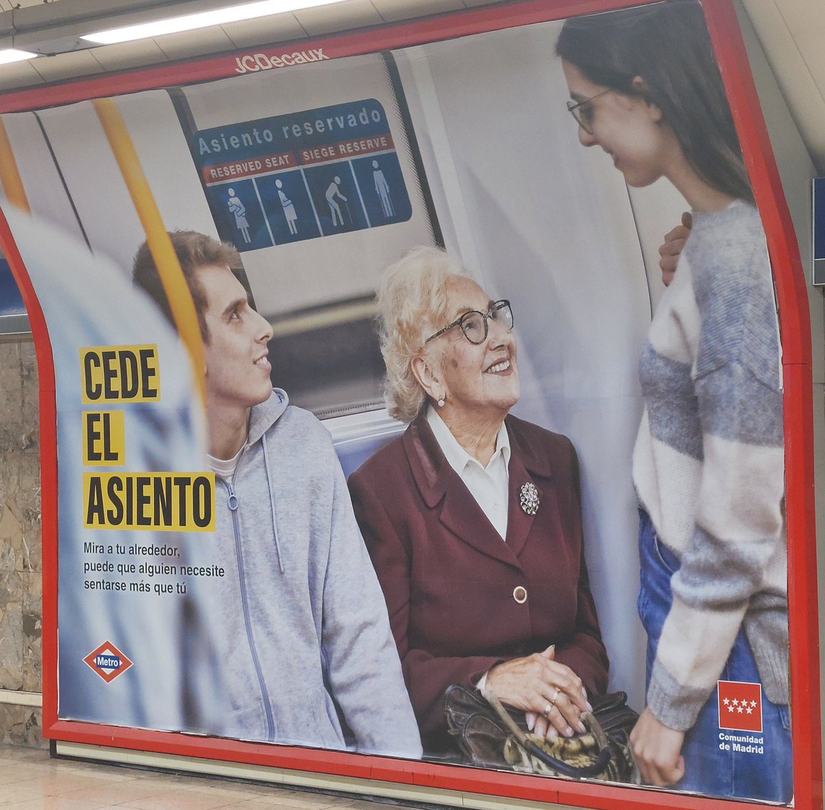 Álvaro Bernad (@alvarobernad1) on Twitter photo Sabes que una sociedad ha caído en la barbarie cuando las cosas más obvias tienen que explicitarse (lo que, por supuesto, no sirve para nada). 
Así está empapelado el metro de Madrid. Sabes que una sociedad ha caído en la barbarie cuando las cosas más obvias tienen que explicitarse (lo que, por supuesto, no sirve para nada). 
Así está empapelado el metro de Madrid.