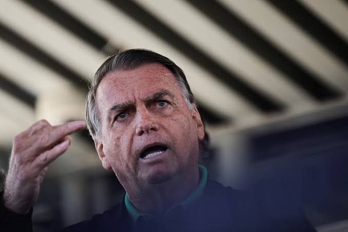 veronicalima_ve's tweet image. 🚨 URGENTE
Neste momento, a PF cumpre mandado de busca e apreensão na casa de Jair Bolsonaro e em seu escritório no PL.
Medidas restritivas também foram impostas, como o uso de tornozeleira eletrônica e afastamento das redes sociais.
É grande dia que chama? 👍🏾
#Sextou