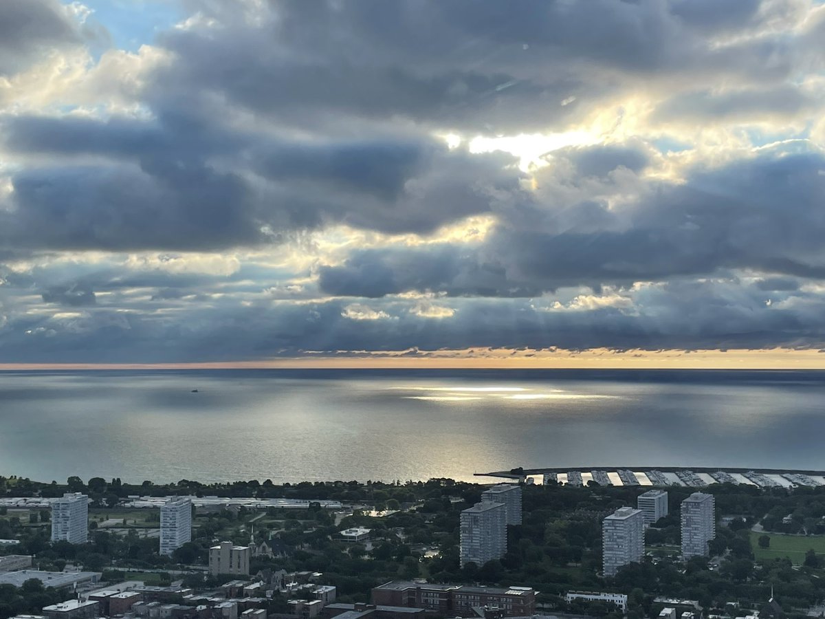 The boats are back in town! Nearly 300 boats &amp; 2500 sailors from 49 states &amp; 14 countries have gathered at the Chicago Yacht Club for the 116th running of the Race to Mackinac. The Cruising Division starts at 3 pm today. See you live starting at 2:30 pm at cbsnews.com/chicago/live
