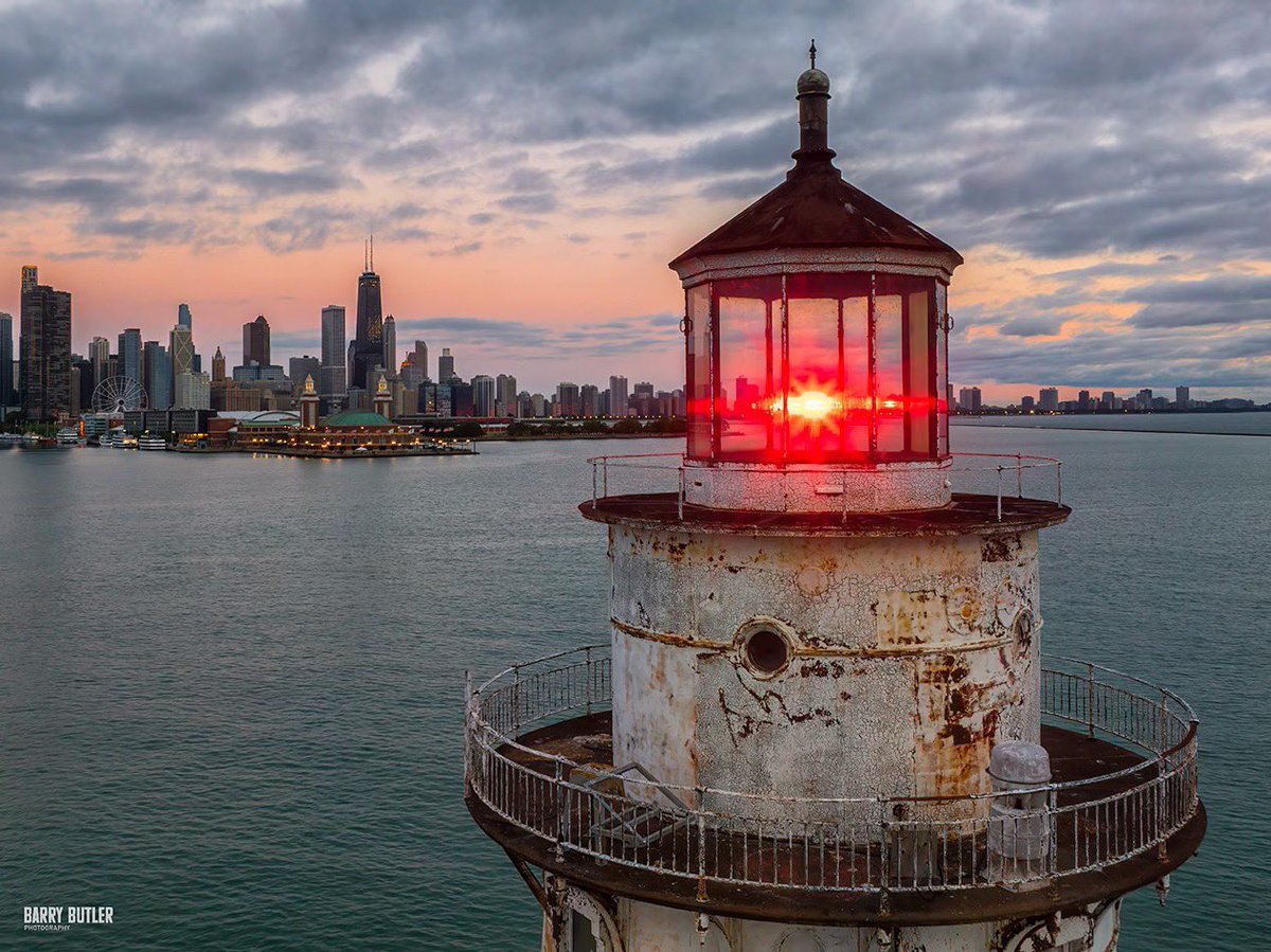 barrybutler9's tweet image. Finally Friday. This morning at Chicago Harbor Lighthouse at sunrise. SaveTheLighthouse.org #weather #news #chicago #ilwx