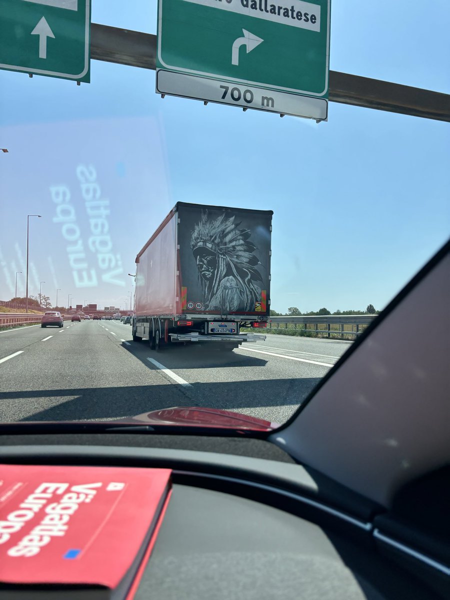 Italienska supporterklubben vägrar nya loggan och levererar istället Frölunda-lastbilen!