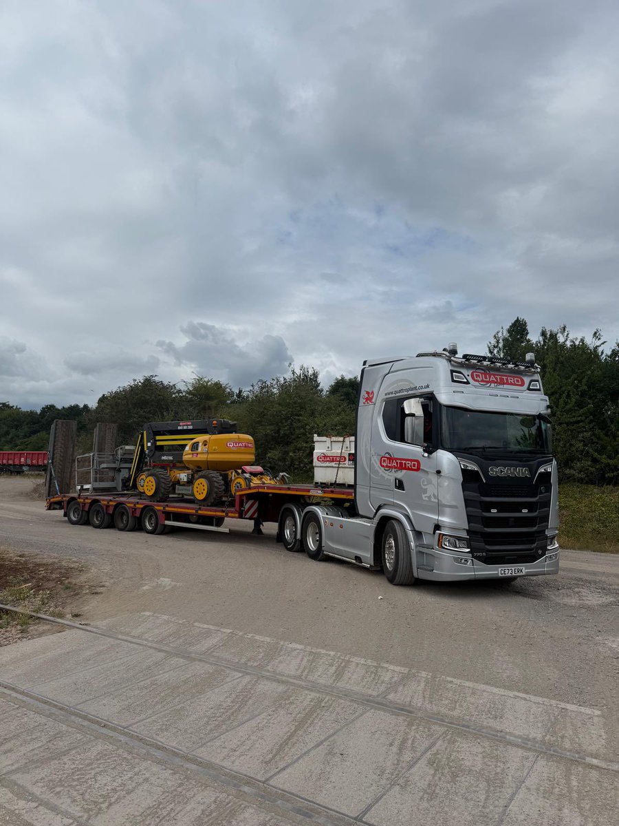 Quattro Scania V8 covers the miles delivering and collecting our RRVs for various rail jobs in Bristol and London! 

📷 Matthew Haynes ☀️ 

#Quattro #rail #Komatsu #MEWP #Scania