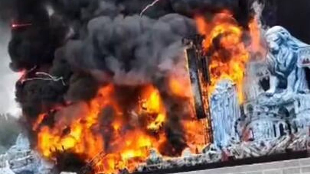 patrickvdbp's tweet image. Much respect to the people of Tomorrowland. It burned down the last few days. They worked hard to rebuild the main stage, but it wasn't exactly the same, which wasn't possible, but they opened today. So you see, in Belgium, anything is possible.😜