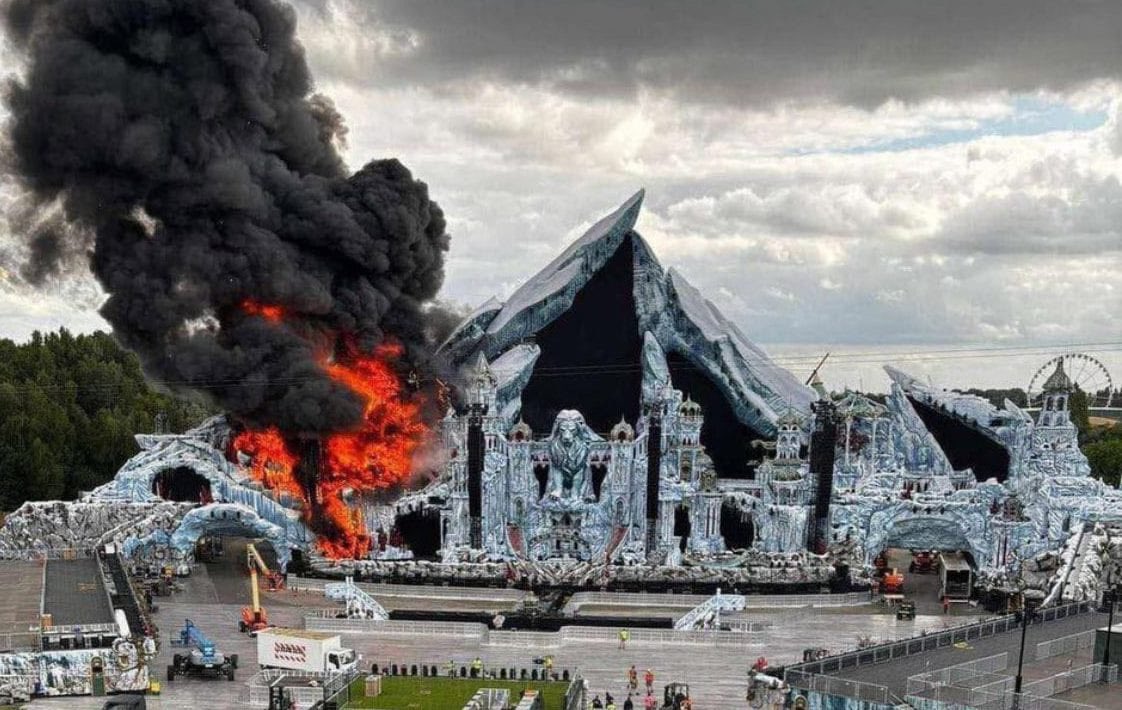 patrickvdbp's tweet image. Much respect to the people of Tomorrowland. It burned down the last few days. They worked hard to rebuild the main stage, but it wasn't exactly the same, which wasn't possible, but they opened today. So you see, in Belgium, anything is possible.😜