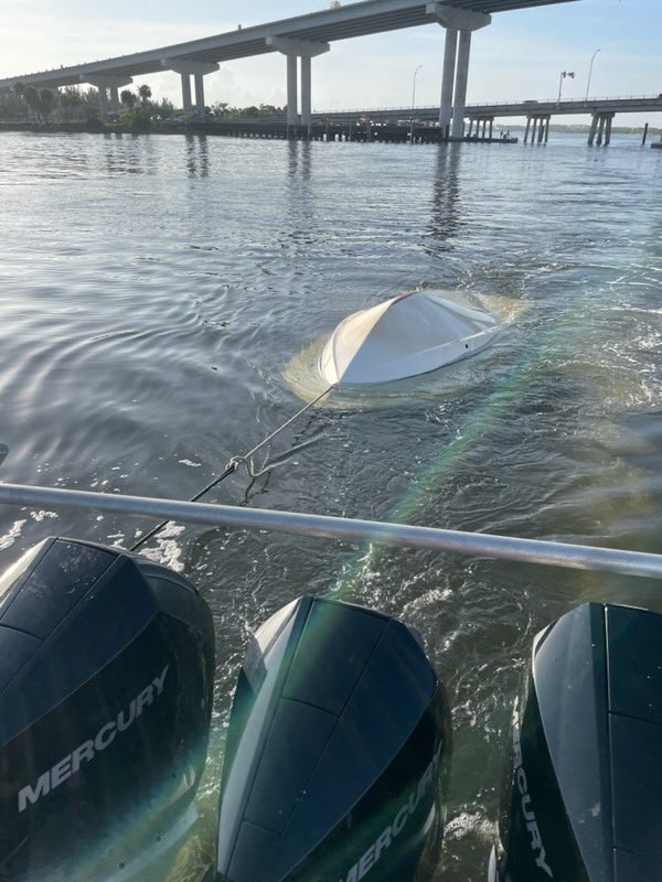 USCGSoutheast's tweet image. 🚨🛟 Two missions, one purpose: protect and serve.🐢🚨
This week, @USCG Station Fort Pierce's crew rescued an injured sea turtle near Dynamite Point & a person from a capsized vessel near Rope Swing Island. Quick reporting and crew readiness made all the difference.
#AlwaysReady