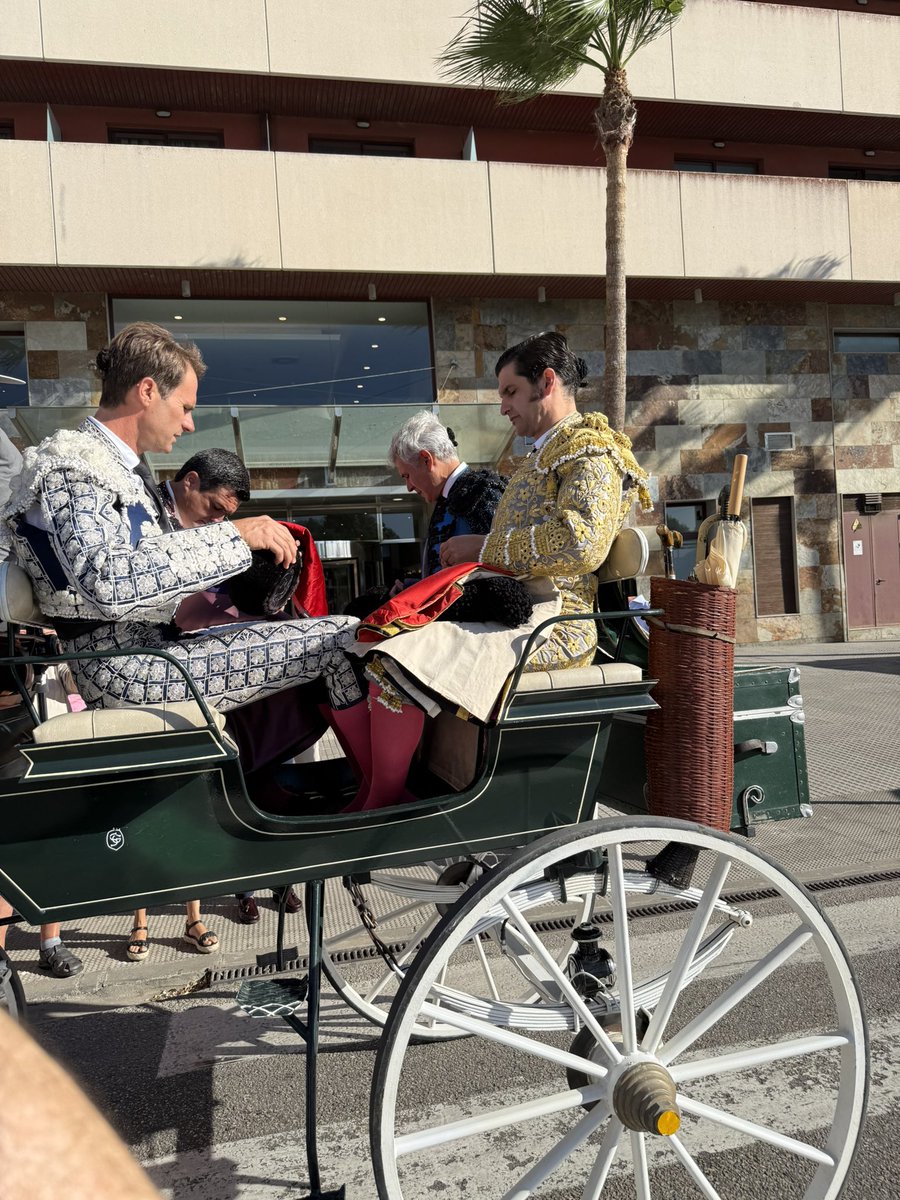 mikelanto6's tweet image. Morante en coche de caballos camino a la plaza de toros de la línea,el arte