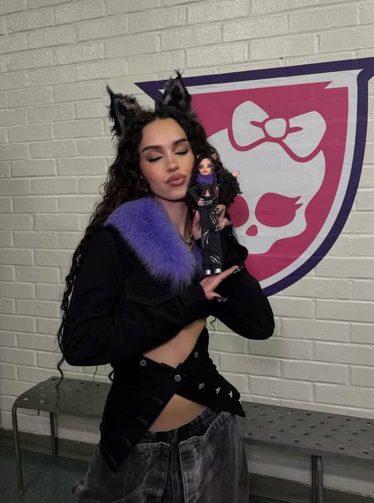 punkhrt's tweet image. KATSEYE GIRLS SELFIES WITH THEIR MONSTER HIGH DOLLS AHHHH!!