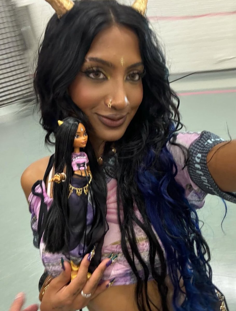 punkhrt's tweet image. KATSEYE GIRLS SELFIES WITH THEIR MONSTER HIGH DOLLS AHHHH!!