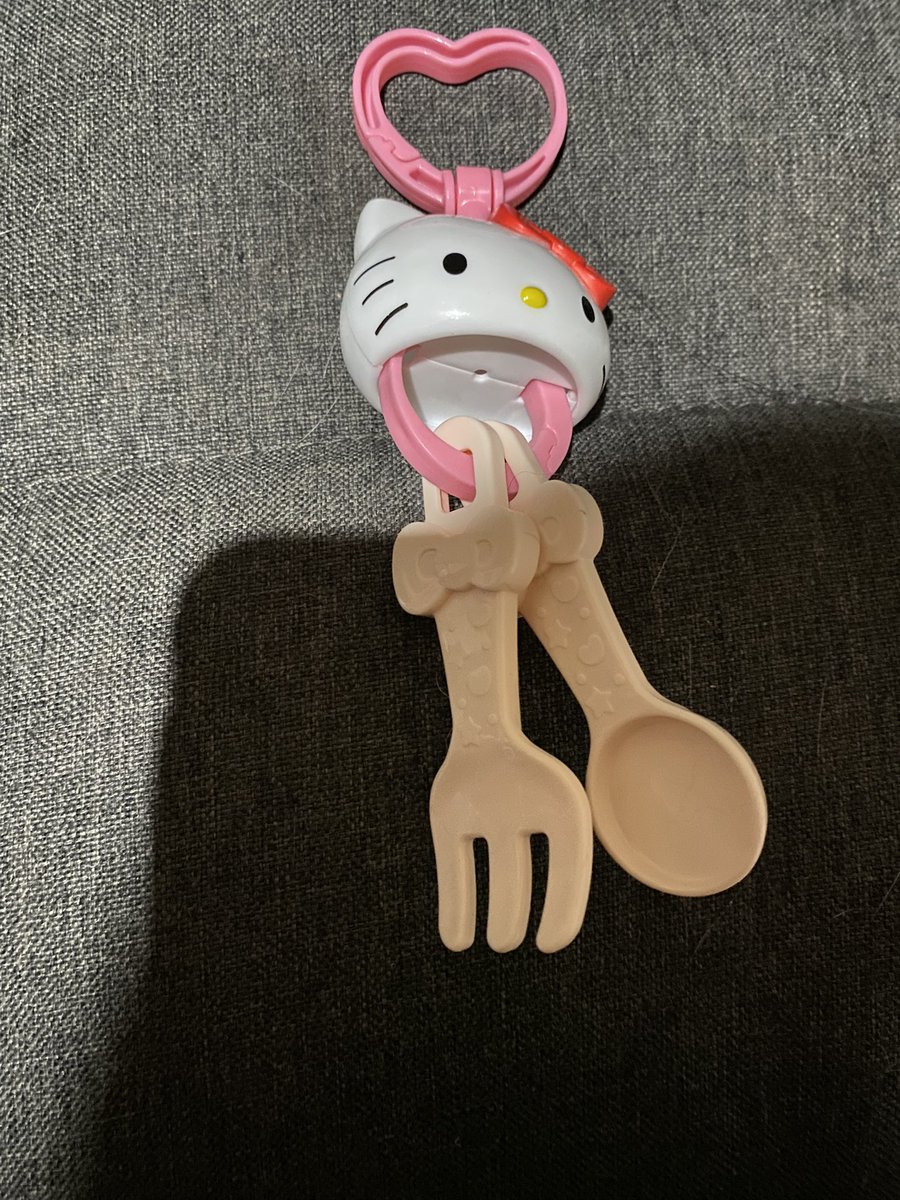 無性にお腹が減って夜間のバイト帰りにダメだと思いつつ欲望に勝てずハッピーセットたべました

一口一口がすんごく美味しかったです

キテーちゃそもろた
想像以上に使えなそうだから図鑑にすれば良かった