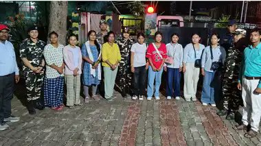 pankajj_das's tweet image. नेपालबाट भारतको बाटो हुँदै कुवैत जान लागेकी पांच नेपाली युवतीलाई भारतीय सशस्त्र सीमा बल (एसएसबी) ले परिवारको जिम्मा लगाएको छ। यी पाँच मध्ये चार युवतीसँग नेपाली पासपोर्ट पनि नभएको कारणले यो मानव बेच विखनको शंकामा फर्काइएको हो।