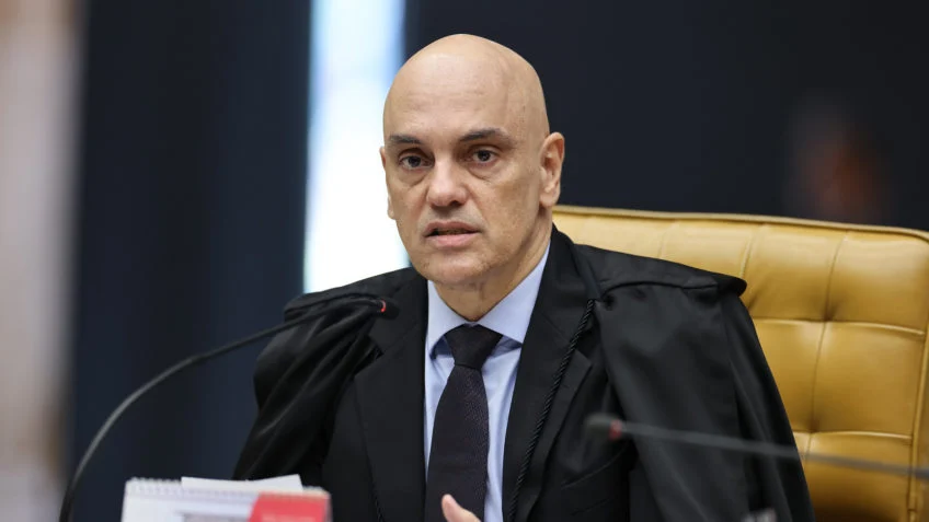 freitashebert_'s tweet photo. Um último ponto sobre a decisão do ministro Alexandre:

Essa página do print abaixo em que o ministro sugere que Trump seria um inimigo do Brasil não deveria estar na decisão. É sempre muito problemático quando um juiz foge dos fatos para fazer discurso. Nesse caso, então...

Não me parece que o presidente dos EUA esteja fazendo bravatas e esse trecho vai escalar ainda mais a tensão.

É entendível que Alexandre, que é ser humano antes de ser ministro, esteja com a cognição e as emoções comprometidas, já que está no olho do furacão.

Mas talvez seja o momento de começar a ouvir conselhos e a repensar o protagonismo.

Temo, sinceramente, pelo o que está por vir.
